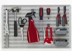 Elfa Säilytyskalusteet-Sailytystaulusetti. Setti Sisaltaa: 1 Sailytystaulu, 1 Kuppi, 2 Sailytyslaatikkoa, 3 Lyhytta Tyokalukoukkua, 2 Pitkaa Tyokalukoukkua, 1 Pyorea Iso Koukku, 1 Pyorea Pieni Koukku, 1 Pihtikoukku.