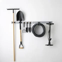 Elfa Säilytyskalusteet-Setti, Jossa On 2 Sailytyskiskoa Tyokalujen, Luutien Ja Haravoiden Sailytykseen. Setti Sisaltaa: 2 Suoraa Tyokalukoukkua, 3 Valinekoukkua, 2 Pienta Tyokalupidinta, 2 Sailytyskiskoa.